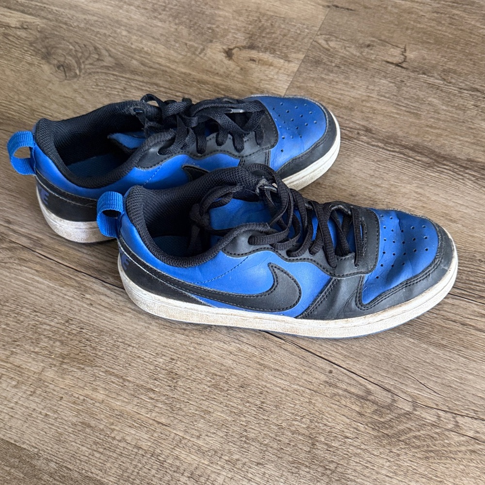 Nike Kids Blue and Black Low-Top Sneakers
